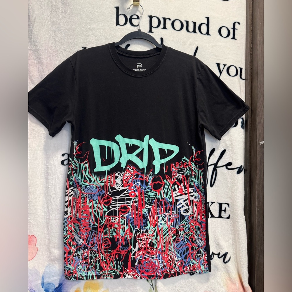 Faded Black T Shirt DRIP Graffiti Black Background size M